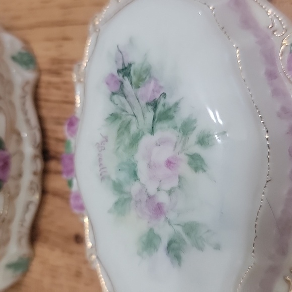 Beautiful Lidded Ornate Jewelry Trinket Box Flowers 3 1/2" x 2 1/2" x 2" - Picture 4 of 5